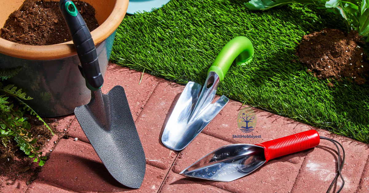 How to Hold a Gardening Trowel?